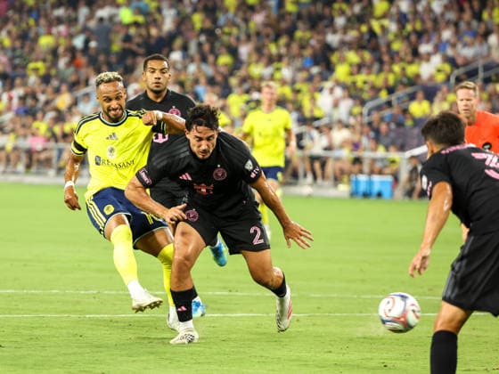 August 15, 2026: Nashville SC midfielder Hany Mukhtar (10) kicks a centering pass during a MLS, Fussball Herren, USA regular season match between Inter Miami CF and Nashville SC at Geodis Park in Nashville, TN. CSM Nashville United States of America - ZUMAc04_ 20260815_zma_c04_031 Copyright: xStephenxFurstx