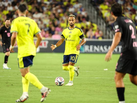 August 15, 2026: Nashville SC midfielder Hany Mukhtar (10) controls the ball during a MLS, Fussball Herren, USA regular season match between Inter Miami CF and Nashville SC at Geodis Park in Nashville, TN. CSM Nashville United States of America - ZUMAc04_ 20260815_zma_c04_035 Copyright: xStephenxFurstx