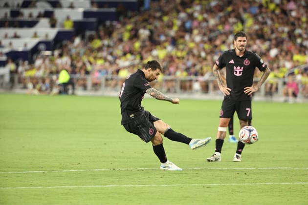 August 15, 2026: Inter Miami CF forward Lionel Messi (10) kicks a penalty kick during a MLS, Fussball Herren, USA regular season match between Inter Miami CF and Nashville SC at Geodis Park in Nashville, TN. CSM Nashville United States of America - ZUMAc04_ 20260815_zma_c04_081 Copyright: xStephenxFurstx