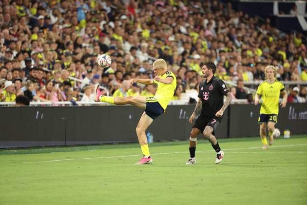 August 15, 2026: Nashville SC midfielder Reed Baker-Whiting (27) kicks the ball keeping it in play during a MLS, Fussball Herren, USA regular season match between Inter Miami CF and Nashville SC at Geodis Park in Nashville, TN. CSM Nashville United States of America - ZUMAc04_ 20260815_zma_c04_084 Copyright: xStephenxFurstx