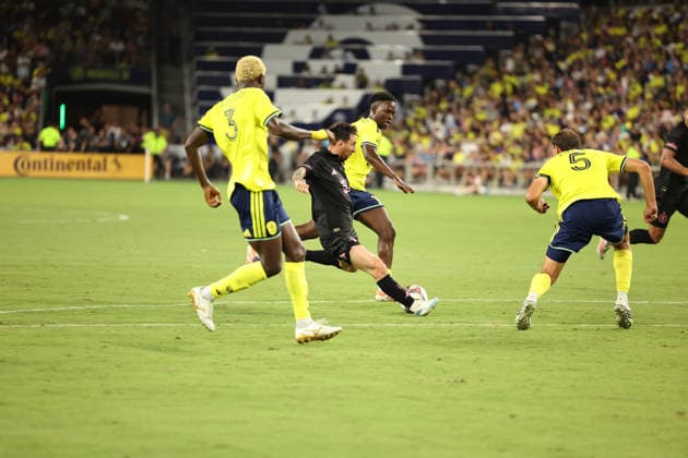 August 15, 2026: Inter Miami CF forward Lionel Messi (10) kicks a shot on goal during a MLS, Fussball Herren, USA regular season match between Inter Miami CF and Nashville SC at Geodis Park in Nashville, TN. CSM Nashville United States of America - ZUMAc04_ 20260815_zma_c04_087 Copyright: xStephenxFurstx