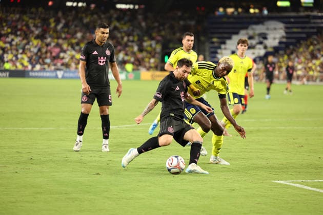 August 15, 2026: Inter Miami CF forward Lionel Messi (10) sets up for a shot on goal during a MLS, Fussball Herren, USA regular season match between Inter Miami CF and Nashville SC at Geodis Park in Nashville, TN. CSM Nashville United States of America - ZUMAc04_ 20260815_zma_c04_094 Copyright: xStephenxFurstx