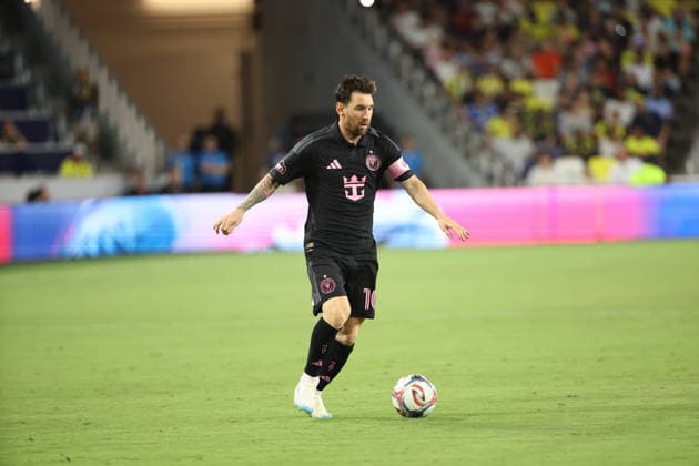 August 15, 2026: Inter Miami CF forward Lionel Messi (10) controls the ball during a MLS, Fussball Herren, USA regular season match between Inter Miami CF and Nashville SC at Geodis Park in Nashville, TN. CSM Nashville United States of America - ZUMAc04_ 20260815_zma_c04_097 Copyright: xStephenxFurstx