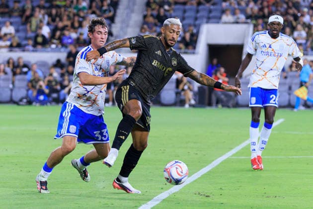 August 15, 2026, Los Angeles, California, USA: Denis Bouanga 99 of the Los Angeles Football Club receives the ball as Oscar Verhoeven 33 of the San Diego FC defends during their regular season MLS, Fussball Herren, USA game on Saturday August 15, 2026 at the BMO Stadium in Los Angeles, California. LAFC lose to San Diego FC, 0-1. ARIANA RUIZ PI Los Angeles USA - ZUMAp124 20260815_zaa_p124_016 Copyright: xArianaxRuizx