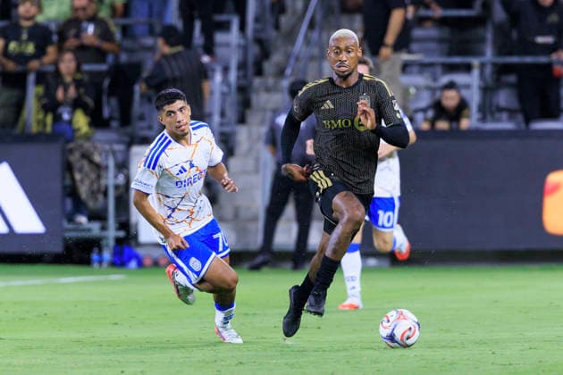 August 15, 2026, Los Angeles, California, USA: Alejandro Alvarado Jr. 70 of the San Diego FC and Nkosi Tafari 91 of the Los Angeles Football Club chase after a long pass during their regular season MLS, Fussball Herren, USA game on Saturday August 15, 2026 at the BMO Stadium in Los Angeles, California. LAFC lose to San Diego FC, 0-1. ARIANA RUIZ PI Los Angeles USA - ZUMAp124 20260815_zaa_p124_017 Copyright: xArianaxRuizx