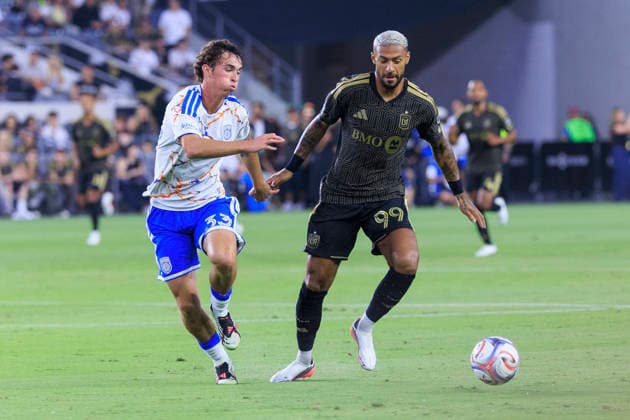August 15, 2026, Los Angeles, California, USA: Oscar Verhoeven 33 of the San Diego FC and Denis Bouanga 99 of the Los Angeles Football Club struggle for possession of the ball during their regular season MLS, Fussball Herren, USA game on Saturday August 15, 2026 at the BMO Stadium in Los Angeles, California. LAFC lose to San Diego FC, 0-1. ARIANA RUIZ PI Los Angeles USA - ZUMAp124 20260815_zaa_p124_019 Copyright: xArianaxRuizx