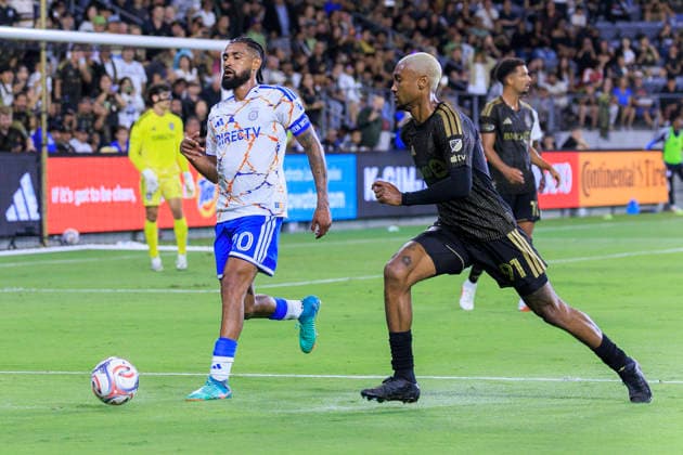 August 15, 2026, Los Angeles, California, USA: Nkosi Tafari 91 of the Los Angeles Football Club attempts to steal the ball from Anibal Godoy 20 of the San Diego FC during their regular season MLS, Fussball Herren, USA game on Saturday August 15, 2026 at the BMO Stadium in Los Angeles, California. LAFC lose to San Diego FC, 0-1. ARIANA RUIZ PI Los Angeles USA - ZUMAp124 20260815_zaa_p124_020 Copyright: xArianaxRuizx