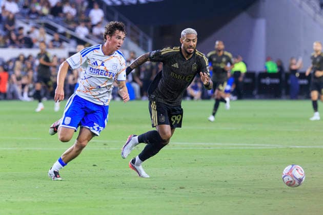 August 15, 2026, Los Angeles, California, USA: Oscar Verhoeven 33 of the San Diego FC and Denis Bouanga 99 of the Los Angeles Football Club chase after a long pass during their regular season MLS, Fussball Herren, USA game on Saturday August 15, 2026 at the BMO Stadium in Los Angeles, California. LAFC lose to San Diego FC, 0-1. ARIANA RUIZ PI Los Angeles USA - ZUMAp124 20260815_zaa_p124_021 Copyright: xArianaxRuizx