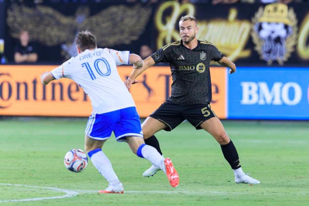 August 15, 2026, Los Angeles, California, USA: Ryan Porteous 5 of the Los Angeles Football Club defends against Anders Dreyer 10 of the San Diego FC during their regular season MLS, Fussball Herren, USA game on Saturday August 15, 2026 at the BMO Stadium in Los Angeles, California. LAFC lose to San Diego FC, 0-1. ARIANA RUIZ PI Los Angeles USA - ZUMAp124 20260815_zaa_p124_026 Copyright: xArianaxRuizx