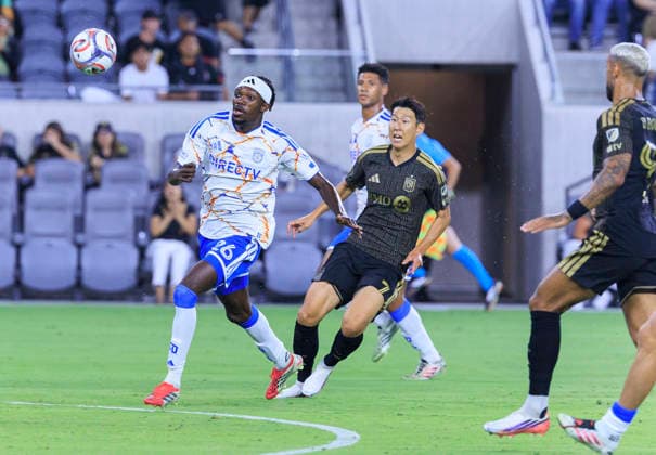 August 15, 2026, Los Angeles, California, USA: Manu Duah 26 of the San Diego FC and Son Heung-Min 7 of the Los Angeles Football Club chase after a long pass during their regular season MLS, Fussball Herren, USA game on Saturday August 15, 2026 at the BMO Stadium in Los Angeles, California. LAFC lose to San Diego FC, 0-1. ARIANA RUIZ PI Los Angeles USA - ZUMAp124 20260815_zaa_p124_027 Copyright: xArianaxRuizx