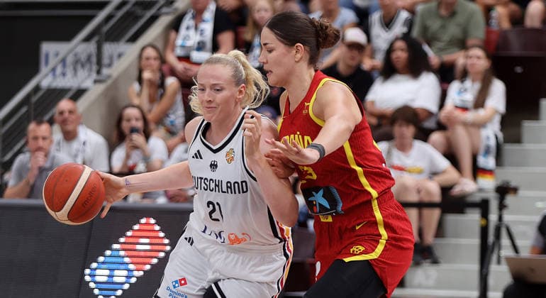 Ludwigsburg , Basketball Länderspiel Frauen , Deutschland vs. Spanien , von links: Marie Gülich ( GER ) Nerea Hermosa ( ESP ) *** Ludwigsburg, Women s International Basketball Game, Germany vs. Spain, from left: Marie Gülich (GER), Nerea Hermosa (ESP)