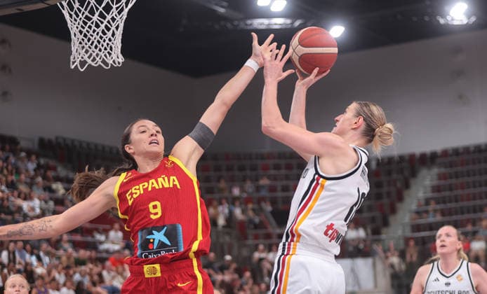 Ludwigsburg , Basketball Länderspiel Frauen , Deutschland vs. Spanien , von links: Helena Pueyo ( ESP ) Alina Hartmann ( GER ) *** Ludwigsburg, Women s International Basketball Game, Germany vs. Spain, from left: Helena Pueyo (ESP), Alina Hartmann (GER)