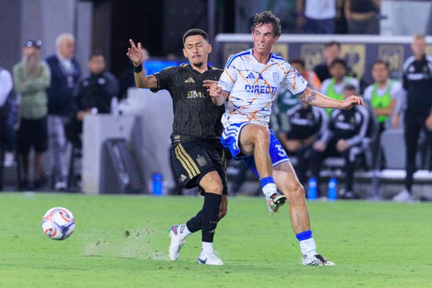 August 15, 2026, Los Angeles, California, USA: Oscar Verhoeven 33 of the San Diego FC intercepts a pass from Mark Delgado 8 of the Los Angeles Football Club during their regular season MLS, Fussball Herren, USA game on Saturday August 15, 2026 at the BMO Stadium in Los Angeles, California. LAFC lose to San Diego FC, 0-1. ARIANA RUIZ PI Los Angeles USA - ZUMAp124 20260815_zaa_p124_032 Copyright: xArianaxRuizx