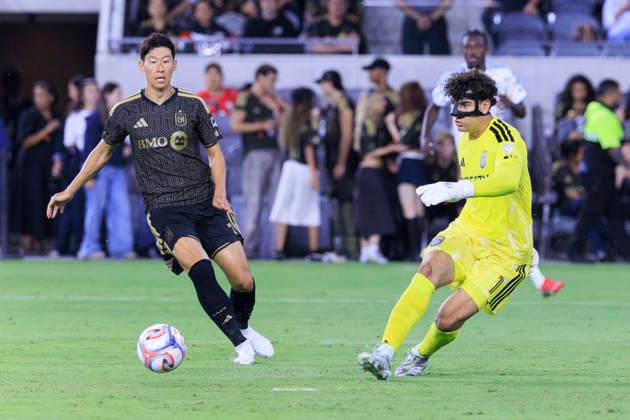 August 15, 2026, Los Angeles, California, USA: Goalkeeper, CJ dos Santos 1 of the San Diego FC passes the ball as Son Heung-Min 7 of the Los Angeles Football Club attempts to steal during their regular season MLS, Fussball Herren, USA game on Saturday August 15, 2026 at the BMO Stadium in Los Angeles, California. LAFC lose to San Diego FC, 0-1. ARIANA RUIZ PI Los Angeles USA - ZUMAp124 20260815_zaa_p124_033 Copyright: xArianaxRuizx