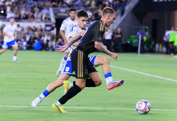 August 15, 2026, Los Angeles, California, USA: Tyler Boyd 19 of the Los Angeles Football Club runs down up the sideline as Luca Bombino 27 of the San Diego FC defends during their regular season MLS, Fussball Herren, USA game on Saturday August 15, 2026 at the BMO Stadium in Los Angeles, California. LAFC lose to San Diego FC, 0-1. ARIANA RUIZ PI Los Angeles USA - ZUMAp124 20260815_zaa_p124_036 Copyright: xArianaxRuizx