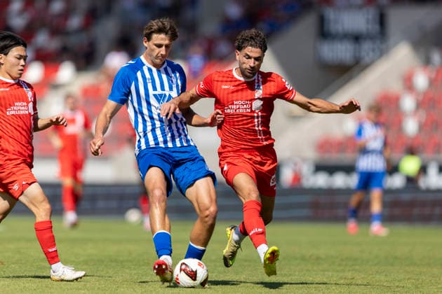 Regionalliga Nordost: FC Rot-Weiß Erfurt vs. 1. FC Magdeburg II; Erfurt; 15.08.2026 Rick Lemke ( 4; 1. FC Magdeburg II) gegen Romarjo Hajrulla ( 9; FC Rot-Weiß Erfurt) Regionalliga Nordost: FC Rot-Weiß Erfurt vs. 1. FC Magdeburg II; Steigerwaldstadion Erfurt; 15.08.2026 *** Regionalliga Northeast FC Rot Weiß Erfurt vs. 1. FC Magdeburg II Erfurt, August 15, 2026 Rick Lemke 4 1. FC Magdeburg II vs. Romarjo Hajrulla 9 FC Rot Weiß Erfurt Regionalliga Northeast FC Rot Weiß Erfurt vs. 1. FC Magdeburg II Steigerwald Stadium, Erfurt, August 15, 2026 Copyright: xBEAUTIFULxSPORTS Duehringx