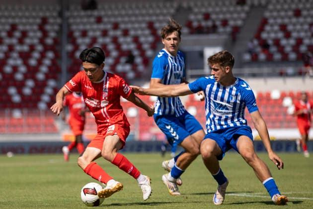 Regionalliga Nordost: FC Rot-Weiß Erfurt vs. 1. FC Magdeburg II; Erfurt; 15.08.2026 Hinata Gonda ( 34; FC Rot-Weiß Erfurt) gegen Timo Birk ( 6; 1. FC Magdeburg II) Regionalliga Nordost: FC Rot-Weiß Erfurt vs. 1. FC Magdeburg II; Steigerwaldstadion Erfurt; 15.08.2026 *** Regionalliga Northeast FC Rot Weiß Erfurt vs. 1. FC Magdeburg II Erfurt, August 15, 2026 Hinata Gonda 34 FC Rot Weiß Erfurt vs. Timo Birk 6 1. FC Magdeburg II Regionalliga Northeast FC Rot Weiß Erfurt vs. 1. FC Magdeburg II Steigerwald Stadium, Erfurt, August 15, 2026 Copyright: xBEAUTIFULxSPORTS Duehringx