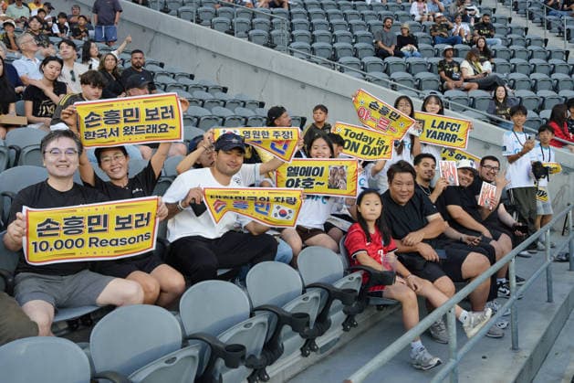 Fans attend an MLS, Fussball Herren, USA match between Los Angeles and San Diego at BMO stadium in Los Angeles, United States, 15 August 2026. MLS: Los Angeles vs San Diego !ACHTUNG: NUR REDAKTIONELLE NUTZUNG!  Copyright: xOmarxAlonsox AME9565 20260816-55021156339_1