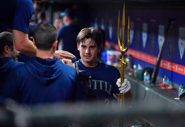 August 15, 2026: Seattle Mariners second baseman Cole Young holds a trident while celebrating with teammates in the dugout after hitting a home run during the ninth inning of a MLB, Baseball Herren, USA game against the Houston Astros at Daikin Park in Houston, TX. Austin McAfee CSM Houston USA - ZUMAc04_ 20260815_zma_c04_113 Copyright: xAustinxMcafeex