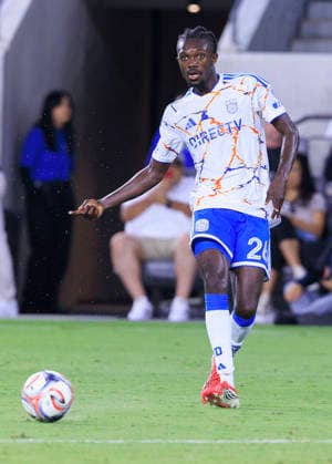 August 15, 2026, Los Angeles, California, USA: Manu Duah 26 of the San Diego FC passes the ball during their regular season MLS, Fussball Herren, USA game against the Los Angeles Football Club on Saturday August 15, 2026 at the BMO Stadium in Los Angeles, California. LAFC lose to San Diego FC, 0-1. ARIANA RUIZ PI Los Angeles USA - ZUMAp124 20260815_zaa_p124_040 Copyright: xArianaxRuizx