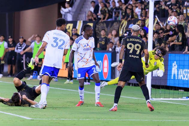 August 15, 2026, Los Angeles, California, USA: Goalkeeper, CJ dos Santos 1 of the San Diego FC blocks a goal attempt from Ryan Hollingshead 24 of the Los Angeles Football Club during their regular season MLS, Fussball Herren, USA game on Saturday August 15, 2026 at the BMO Stadium in Los Angeles, California. LAFC lose to San Diego FC, 0-1. ARIANA RUIZ PI Los Angeles USA - ZUMAp124 20260815_zaa_p124_043 Copyright: xArianaxRuizx