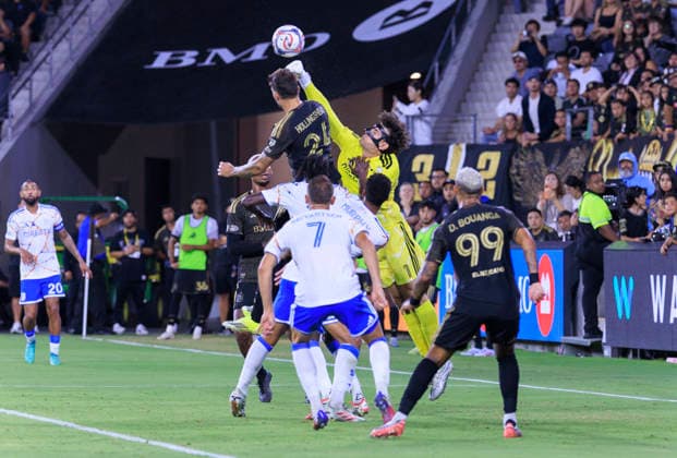 August 15, 2026, Los Angeles, California, USA: Goalkeeper, CJ dos Santos 1 of the San Diego FC punches the ball away from Ryan Hollingshead 24 of the Los Angeles Football Club during their regular season MLS, Fussball Herren, USA game on Saturday August 15, 2026 at the BMO Stadium in Los Angeles, California. LAFC lose to San Diego FC, 0-1. ARIANA RUIZ PI Los Angeles USA - ZUMAp124 20260815_zaa_p124_044 Copyright: xArianaxRuizx