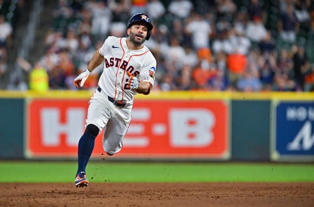 August 15, 2026: Houston Astros second baseman Jose Altuve runs to third base after hitting a triple during the ninth inning of a MLB, Baseball Herren, USA game against the Seattle Mariners at Daikin Park in Houston, TX. Austin McAfee CSM Houston USA - ZUMAc04_ 20260815_zma_c04_115 Copyright: xAustinxMcafeex