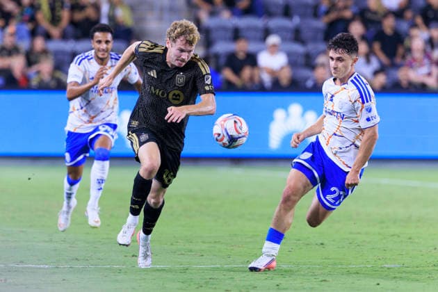 August 15, 2026, Los Angeles, California, USA: Jacob Shaffelburg 18 of the Los Angeles Football Club takes the ball up the sidelines as Luca Bombino 27 of the San Diego FC defends during their regular season MLS, Fussball Herren, USA game on Saturday August 15, 2026 at the BMO Stadium in Los Angeles, California. LAFC lose to San Diego FC, 0-1. ARIANA RUIZ PI Los Angeles USA - ZUMAp124 20260815_zaa_p124_046 Copyright: xArianaxRuizx