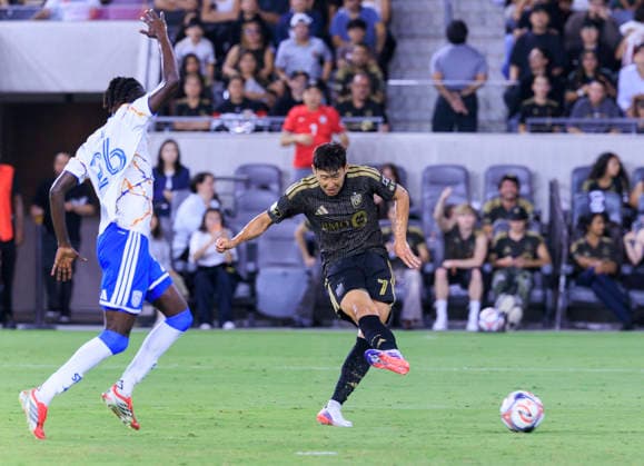 August 15, 2026, Los Angeles, California, USA: Son Heung-Min 7 of the Los Angeles Football Club makes a goal attempt as Manu Duah 26 of the San Diego FC raises his arm for an offside call during their regular season MLS, Fussball Herren, USA game on Saturday August 15, 2026 at the BMO Stadium in Los Angeles, California. LAFC lose to San Diego FC, 0-1. ARIANA RUIZ PI Los Angeles USA - ZUMAp124 20260815_zaa_p124_048 Copyright: xArianaxRuizx