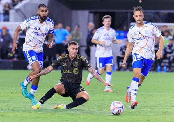 August 15, 2026, Los Angeles, California, USA: Tyler Boyd 19 of the Los Angeles Football Club passes the ball as Anibal Godoy 20 and Marcus Ingvartsen 7 of the San Diego FC defend during their regular season MLS, Fussball Herren, USA game on Saturday August 15, 2026 at the BMO Stadium in Los Angeles, California. LAFC lose to San Diego FC, 0-1. ARIANA RUIZ PI Los Angeles USA - ZUMAp124 20260815_zaa_p124_052 Copyright: xArianaxRuizx