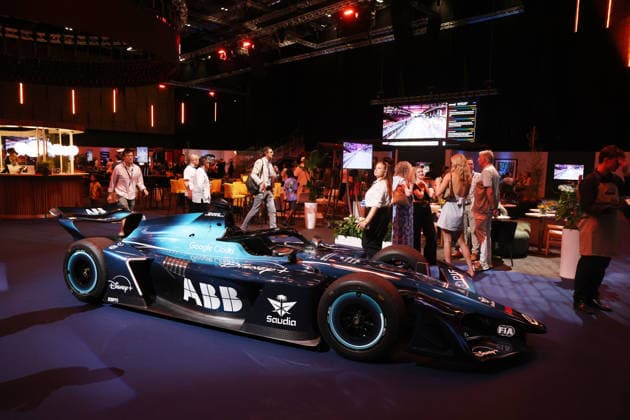 Gen4 Rennfahrzeug im Emotion Club , VIP Gäste, FIA Formel E Weltmeisterschaft, Saison 12, London E- Prix, 15.08.2026, Excel Exibition Centre, 2. freies Training *** Gen4 race car at the Emotion Club, VIP guests, FIA Formula E World Championship, Season 12, London E-Prix, August 15, 2026, Excel Exhibition Center, 2 free practice sessions