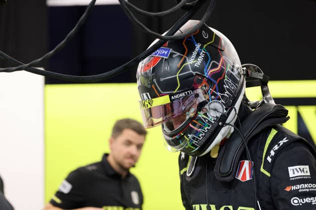 Jake Dennis (GBR) Andretti mit spezieller London Helmlivery beim einsteigen in sein Gen3 Evo Rennfahrzeug, Rennen 1, FIA Formel E Weltmeisterschaft, Saison 12, London E- Prix, 15.08.2026, Excel Exibition Centre, *** Jake Dennis (GBR) of Andretti, wearing a special London helmet livery, getting into his Gen3 Evo race car, Race 1, FIA Formula E World Championship, Season 12, London E-Prix, August 15, 2026, Excel Exhibition Center,