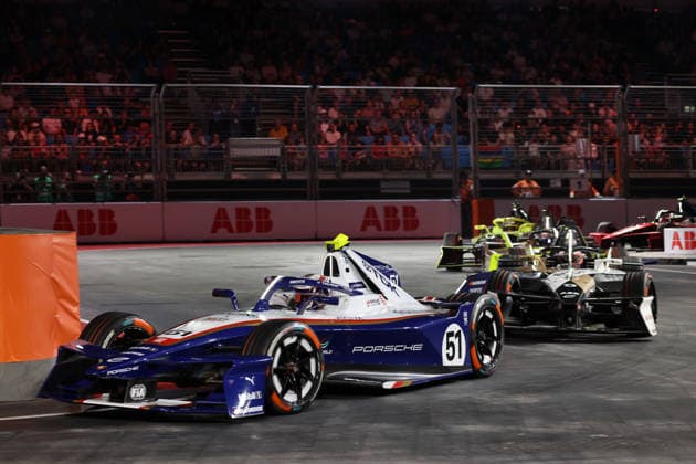 Nico Mueller (SUI) Porsche 94 vor Mitch Evans (NZL) Jaguar, Rennen 1, FIA Formel E Weltmeisterschaft, Saison 12, London E- Prix, 15.08.2026, Excel Exibition Centre, *** Nico Mueller (SUI) in a Porsche 94 ahead of Mitch Evans (NZL) in a Jaguar, Race 1, FIA Formula E World Championship, Season 12, London E-Prix, August 15, 2026, Excel Exhibition Center,