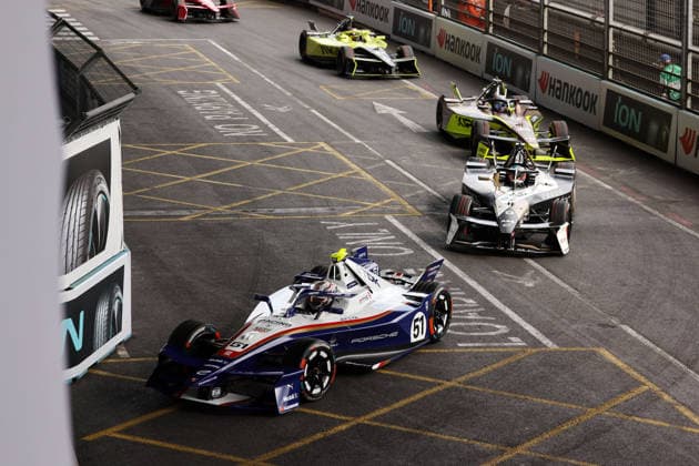 Nico Mueller (SUI) Porsche 94 vor Mitch Evans (NZL) Jaguar, Dan Ticktum (GBR) Cupra- Kiro und Jake Dennis (GBR) Andretti, Rennen 1, FIA Formel E Weltmeisterschaft, Saison 12, London E- Prix, 15.08.2026, Excel Exibition Centre, *** Nico Mueller (SUI) in a Porsche 94 ahead of Mitch Evans (NZL) in a Jaguar, Dan Ticktum (GBR) in a Cupra Kiro, and Jake Dennis (GBR) in an Andretti, Race 1, FIA Formula E World Championship, Season 12, London E-Prix, August 15, 2026, Excel Exhibition Center,