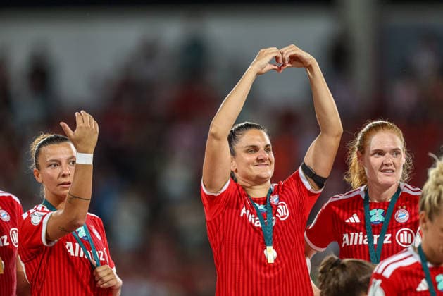 GER, Ingolstadt, Bayern München vs VfL Wolfsburg, DFB, Google Pixel Supercup der Frauen, Fussball, Spielzeit 2026 2027, Audi-Sportpark, Finale im Bild: FC Bayern München feiert den Sieg, Freude und Emotionen nach dem Sieg, Jovana DamnjanoviÄ‡ (FC Bayern München Frauen 9) macht das Herz DFB DFL REGULATIONS PROHIBIT ANY USE OF PHOTOGRAPHS AS IMAGE SEQUENCES AND OR QUASI-VIDEO, 15.08.2026 *** GER, Ingolstadt, Bayern Munich vs. VfL Wolfsburg, DFB, Google Pixel Women s Super Cup, Soccer, 2026–2027 Season, Audi Sportpark, Final in Pictures: FC Bayern Munich Celebrates the Victory, Joy and Emotions After the Win, Jovana Damnjanovic FC Bayern Munich Women 9 Makes the Heart Beat DFB DFL REGULATIONS PROHIBIT ANY USE OF PHOTOGRAPHS AS IMAGE SEQUENCES AND OR QUASI-VIDEO, August 15, 2026 Copyright: HMBxMedia HendrikxHamelau