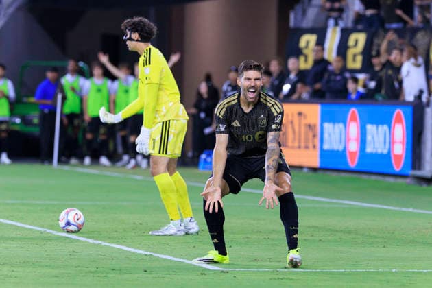 August 15, 2026, Los Angeles, California, USA: Ryan Hollingshead 24 of the Los Angeles Football Club yells at the sideline referee to make a foul call on goalkeeper, CJ dos Santos 1 of the San Diego FC during their regular season MLS, Fussball Herren, USA game on Saturday August 15, 2026 at the BMO Stadium in Los Angeles, California. LAFC lose to San Diego FC, 0-1. ARIANA RUIZ PI Los Angeles USA - ZUMAp124 20260815_zaa_p124_053 Copyright: xArianaxRuizx