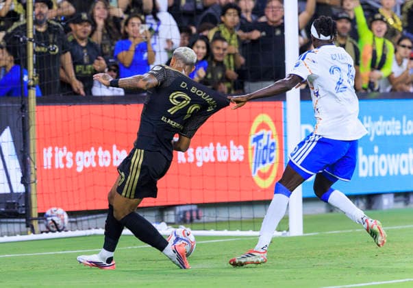 August 15, 2026, Los Angeles, California, USA: Manu Duah 26 of the San Diego FC pulls on the jersey of Denis Bouanga 99 of the Los Angeles Football Club as he makes a disallowed goal during their regular season MLS, Fussball Herren, USA game against the San Diego FC on Saturday August 15, 2026 at the BMO Stadium in Los Angeles, California. LAFC lose to San Diego FC, 0-1. ARIANA RUIZ PI Los Angeles USA - ZUMAp124 20260815_zaa_p124_055 Copyright: xArianaxRuizx