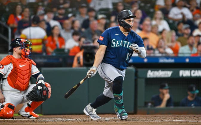 August 15, 2026: Seattle Mariners first baseman Josh Naylor singles on a ground ball during the second inning of a MLB, Baseball Herren, USA game against the Houston Astros at Daikin Park in Houston, TX. Austin McAfee CSM Houston USA - ZUMAc04_ 20260815_zma_c04_124 Copyright: xAustinxMcafeex