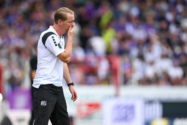 2. Bundesliga 26 27 - VfL Osnabrück - 1. FC Magdeburg am 15.08.2026 an der Bremer Brücke in Osnabrück Trainer Timo Schultz (Osnabrueck) unzufrieden, enttäuscht, enttaeuscht, niedergeschlagen. *** 2. Bundesliga, Matchday 26, VfL Osnabrück 1, FC Magdeburg on August 15, 2026, at Bremer Brücke in Osnabrück; Coach Timo Schultz; Osnabrück: dissatisfied, disappointed, disheartened, dejected MT