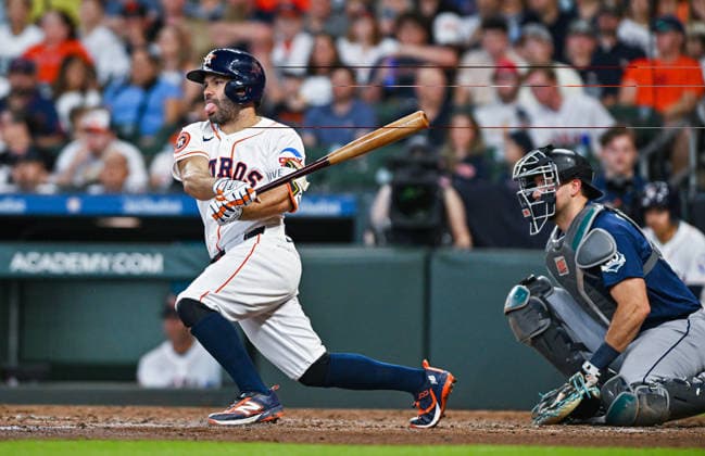 August 15, 2026: Houston Astros second baseman Jose Altuve hits a ground ball during the third inning of a MLB, Baseball Herren, USA game against the Seattle Mariners at Daikin Park in Houston, TX. Austin McAfee CSM Houston USA - ZUMAc04_ 20260815_zma_c04_127 Copyright: xAustinxMcafeex