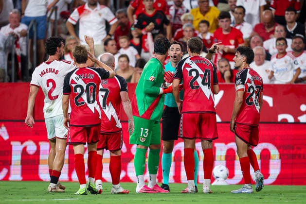 ESP: Matchday 1 LaLiga EA Sports Sevilla FC v Rayo Vallecano Augusto Batalla and team-mates of Rayo Vallecano complain to Referee Ricardo De Burgos Bengoetxea in the La Liga EA Sports match between Sevilla FC and Rayo Vallecano at Estadio Ramon Sanchez Pizjuan in Seville, Spain, on August 15, 2026. Seville Spain Sevilla Spain *** ESP Matchday 1 LaLiga EA Sports Sevilla FC vs. Rayo Vallecano Augusto Batalla and his Rayo Vallecano teammates complain to referee Ricardo De Burgos Bengoetxea during the LaLiga EA Sports match between Sevilla FC and Rayo Vallecano at Estadio Ramón Sánchez Pizjuán in Seville, Spain, on August 15, 2026, Seville, Spain; Seville, Spain Copyright: xRAFAELxROMANx