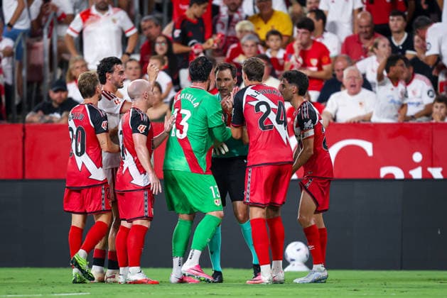 ESP: Matchday 1 LaLiga EA Sports Sevilla FC v Rayo Vallecano Augusto Batalla and team-mates of Rayo Vallecano complain to Referee Ricardo De Burgos Bengoetxea in the La Liga EA Sports match between Sevilla FC and Rayo Vallecano at Estadio Ramon Sanchez Pizjuan in Seville, Spain, on August 15, 2026. Seville Spain Sevilla Spain *** ESP Matchday 1 LaLiga EA Sports Sevilla FC vs. Rayo Vallecano Augusto Batalla and his Rayo Vallecano teammates complain to referee Ricardo De Burgos Bengoetxea during the LaLiga EA Sports match between Sevilla FC and Rayo Vallecano at Estadio Ramón Sánchez Pizjuán in Seville, Spain, on August 15, 2026, Seville, Spain; Seville, Spain Copyright: xRAFAELxROMANx