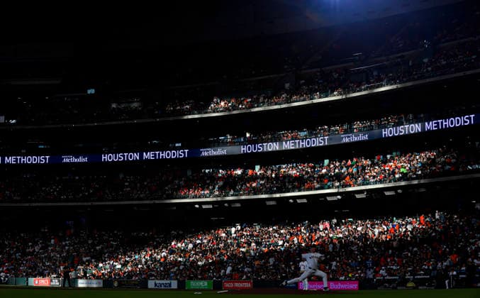 August 15, 2026: A ray of light shines on a section of fans along the first baseline during the third inning of a MLB, Baseball Herren, USA game between the Seattle Mariners and Houston Astros at Daikin Park in Houston, TX. Austin McAfee CSM Houston USA - ZUMAc04_ 20260815_zma_c04_128 Copyright: xAustinxMcafeex