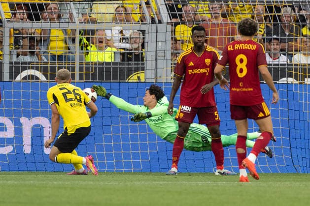 (260816) -- DORTMUND, Aug. 16, 2026 -- Julian Ryerson (1st L) of Borussia Dortmund shoots to score during a friendly football match between Borussia Dortmund of Germany and Roma of Italy in Dortmund, Germany, Aug. 15, 2026. (Photo by Xinhua) (SP)GERMANY-DORTMUND-FOOTBALL-FRIENDLY-DORTMUND VS ROMA JoachimxBywaletz 