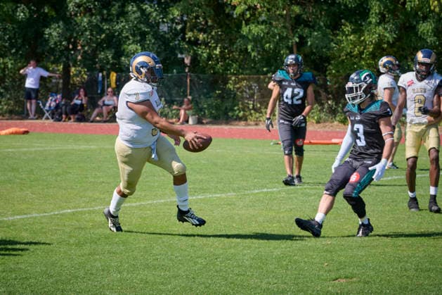 Derby der Stadt Nürnberg in der American Football Regionalliga Bayern, Nürnberg Rams vs. Nürnberg Hawks, American Football Bayern Nürnberg Rams vs. Nürnberg Hawks, American Football Bayern Nürnberg Berthold-Brecht-Sportanlage Bayern Deutschland *** Nuremberg City Derby in the Bavarian American Football Regional League: Nuremberg Rams vs. Nuremberg Hawks, American Football Bavaria: Nuremberg Rams vs. Nuremberg Hawks, American Football Bavaria, Nuremberg Berthold Brecht Sports Complex, Bavaria, Germany Copyright: x30nullvierxPhotographie,xGerhardxLehnerx