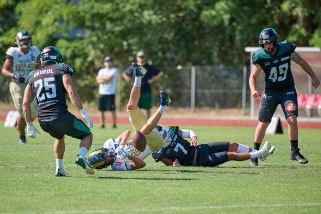 Derby der Stadt Nürnberg in der American Football Regionalliga Bayern, Nürnberg Rams vs. Nürnberg Hawks, American Football Bayern Nürnberg Rams vs. Nürnberg Hawks, American Football Bayern Nuremberg Berthold-Brecht-Sportanlage Bayern Deutschland *** Nuremberg City Derby in the Bavarian American Football Regional League: Nuremberg Rams vs. Nuremberg Hawks, American Football Bavaria: Nuremberg Rams vs. Nuremberg Hawks, American Football Bavaria, Nuremberg Berthold Brecht Sports Complex, Bavaria, Germany Copyright: x30nullvierxPhotographie,xGerhardxLehnerx