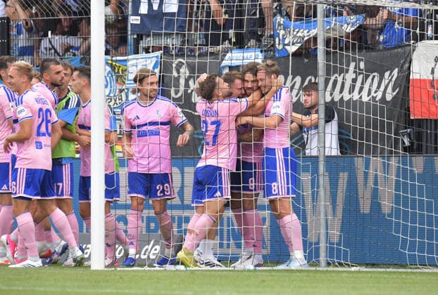 15.08.2026, GER, Fussball, 3.Liga, Saison 2026 20267, 02. Spieltag, Sportclub-Arena, Verl SC Verl - MSV Duisburg 2 : 4 Tor-Jubel MSV Duisburg nach dem 2 : 3 um Torschützen Lex Tyger Lobinger (MSV Duisburg, Mitte), Aktion, Einzelbild, Quer, Mimik, Gestik, Jubel, jubeln, Freude, freuen *** August 15, 2026, GER, Soccer, 3rd Division, 2026–20267 Season, Matchday 2, Sportclub Arena, Verl SC Verl vs. MSV Duisburg 2–4 Goal Celebration: MSV Duisburg after the 2–3 win; goal scorers Lex Tyger and Lobinger (MSV Duisburg), center, action, single frame, landscape orientation, facial expressions, gestures, celebration, cheering, joy, happiness