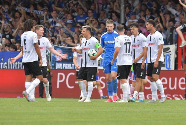15.08.2026, GER, Fussball, 3.Liga, Saison 2026 20267, 02. Spieltag, Sportclub-Arena, Verl SC Verl - MSV Duisburg 2 : 4 Nach vier Gegentoren in elf Minuten bestand bei SCV-Kapitän Niko Kijewski (SC Verl, Mitte) Diskussionsbedarf, Aktion, Einzelbild, Quer, Mimik, Gestik *** August 15, 2026, GER, Soccer, 3rd Division, 2026–2027 Season, Matchday 2, Sportclub Arena, Verl SC Verl vs. MSV Duisburg 2–4. After conceding four goals in eleven minutes, SCV captain Niko Kijewski of SC Verl felt there was a need for discussion; action, still image, horizontal, facial expressions, gestures