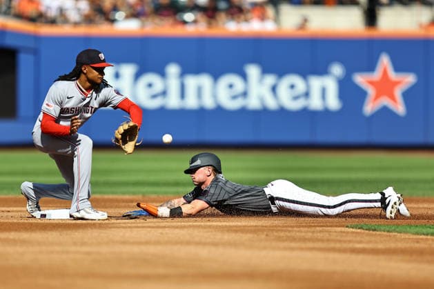 MLB, Baseball Herren, USA Nationals Vs. New York Mets New York Mets A.J. Ewing 9 steals second base as Washington Nationals shortstop CJ Abrams 5 takes the throw during the first inning of a baseball game at Citi Field in Flushing, New York, on August 15, 2026. Flushing N.Y. United States  Copyright: xGordonxDonovanx originalFilename:donovan-mlbnatio260815_npqaE.jpg