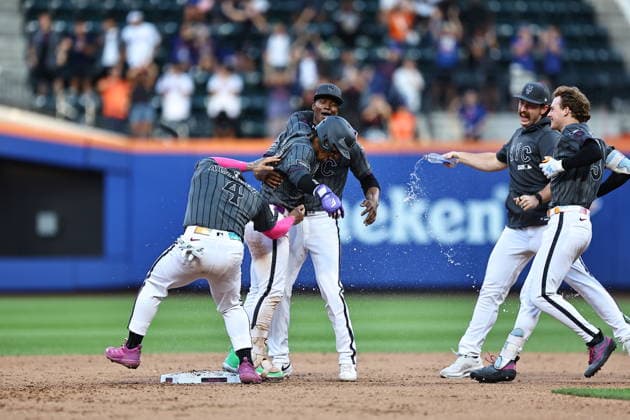 MLB, Baseball Herren, USA Nationals Vs. New York Mets New York Mets Francisco Lindor 12 is surrounded by teammates after driving in the winning run during the ninth inning of a baseball game against the Washington Nationals at Citi Field in Flushing, New York, on August 15, 2026. The Mets won 5-4. Flushing N.Y. United States  Copyright: xGordonxDonovanx originalFilename:donovan-mlbnatio260815_npLJA.jpg